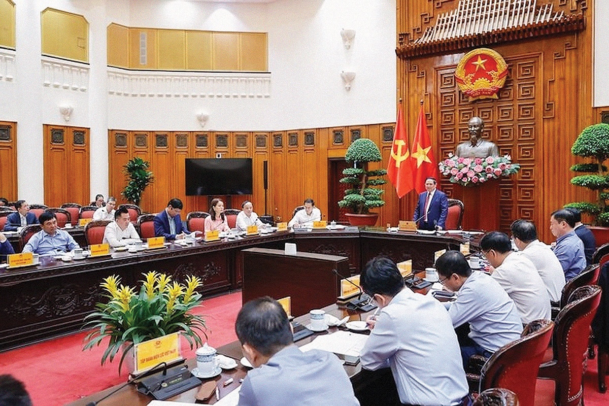 Thủ tướng Chính phủ Phạm Minh Chính làm việc với Tổ công tác về an ninh năng lượng về các giải pháp tiếp tục bảo đảm an ninh năng lượng quốc gia trước tác động của xung đột ở Trung Đông tới chuỗi cung ứng năng lượng toàn cầu ngày 17-3