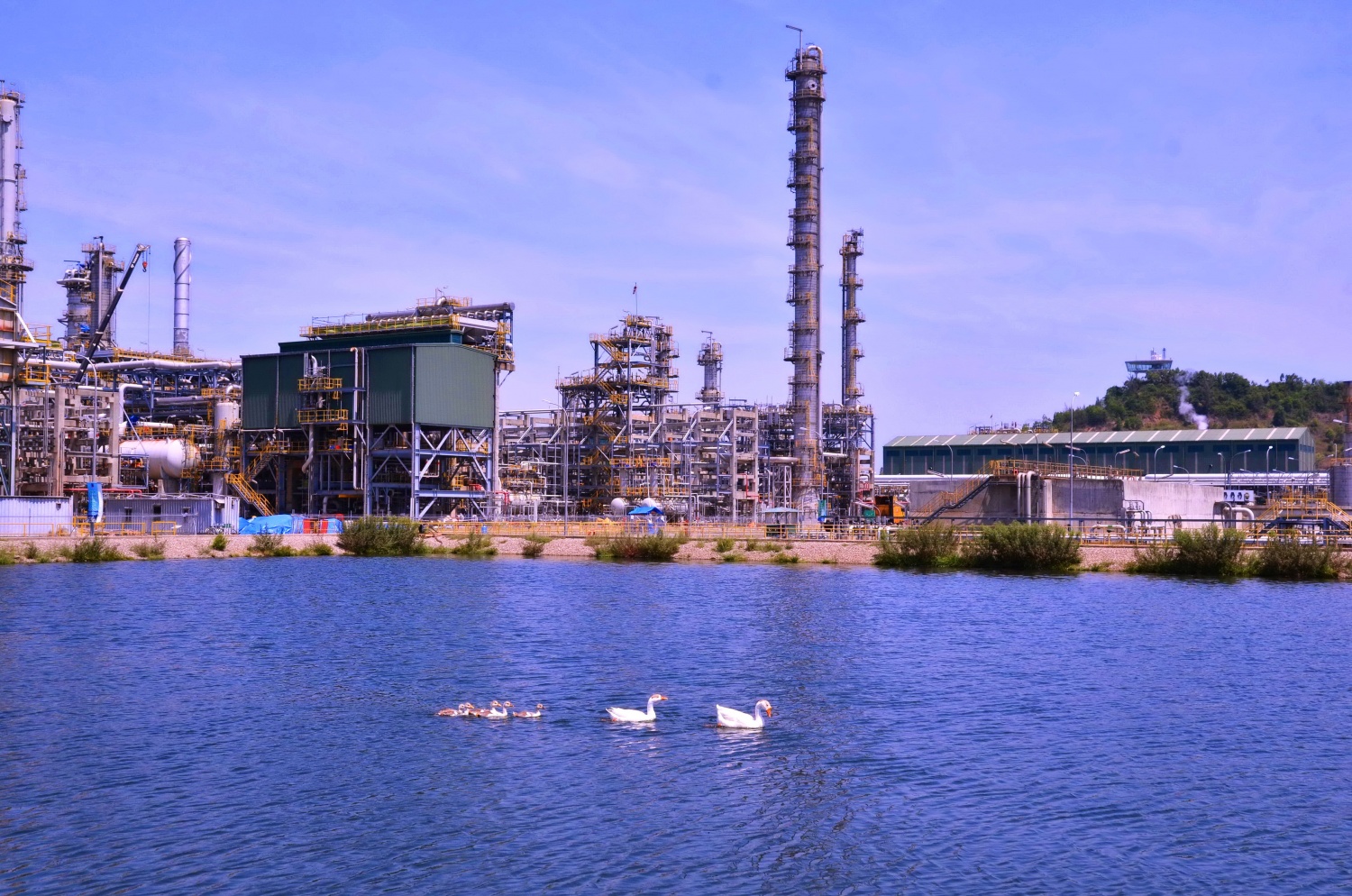 NMLD Dung Quất của Petrovietnam đang hoạt động ở công suất cao để tăng cường sản xuất sản phẩm, giảm áp lực nguồn cung xăng dầu, đặc biệt là nhiên liệu hàng không Jet A-1