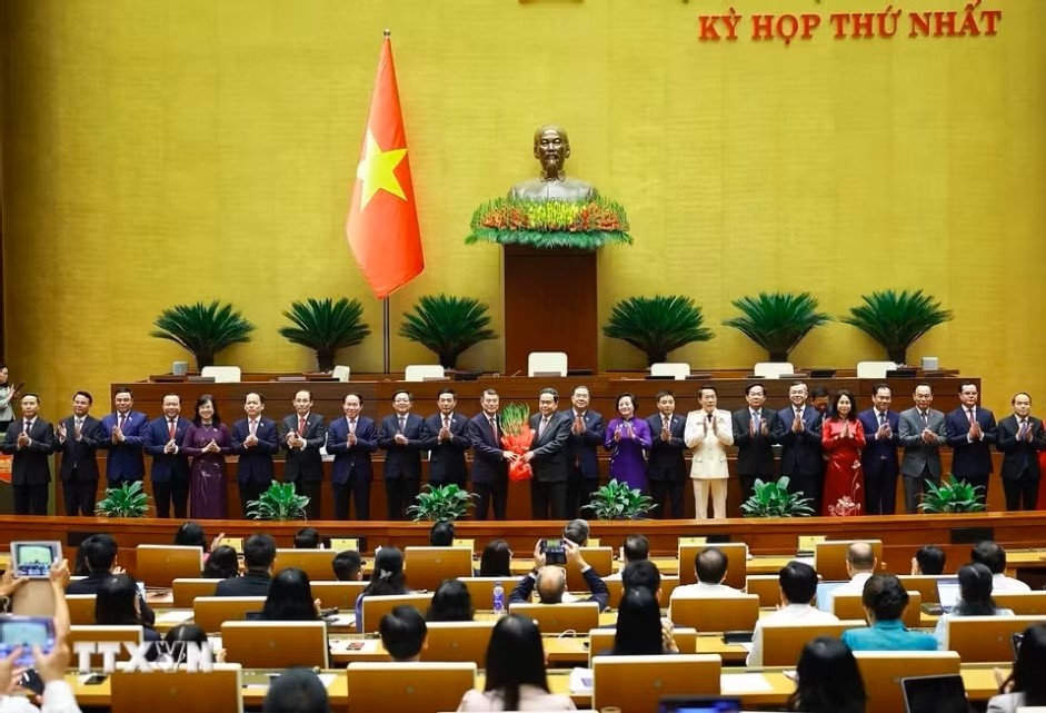 Chủ tịch Quốc hội Trần Thanh Mẫn tặng hoa chúc mừng Thủ tướng, Phó Thủ tướng Chính phủ, Bộ trưởng và thành viên khác của Chính phủ nhiệm kỳ 2026-2031 (Ảnh: Dương Giang/TTXVN)