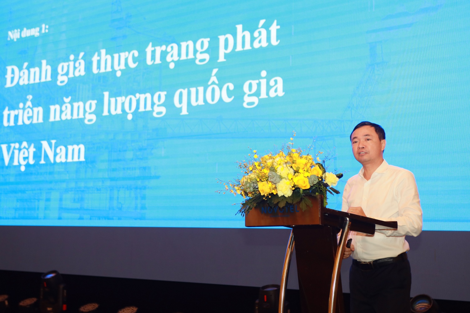 Ông Đặng Hải Anh – Phó Vụ trưởng Vụ Dầu khí và Than (Bộ Công Thương) nhấn mạnh, NMLD Dung Quất sẽ là hạt nhân trong việc hình thành và phát triển trung tâm lọc, hoá dầu và năng lượng quốc gia tại KKT Dung Quất.