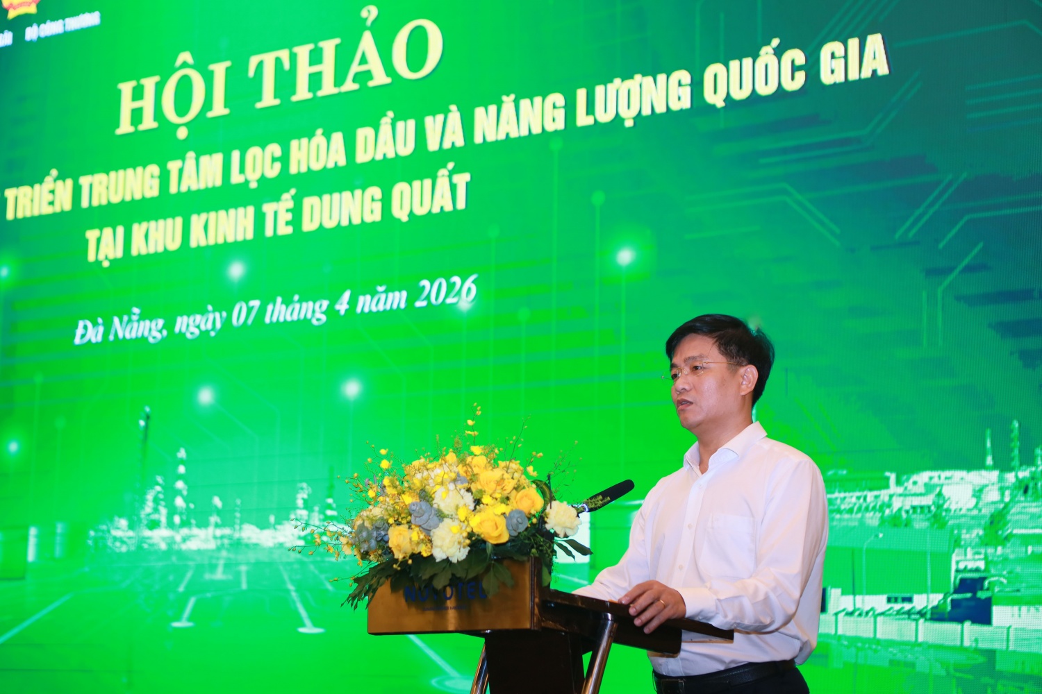 Phó Chủ tịch UBND tỉnh Quảng Ngãi Đỗ Tâm Hiển khẳng định sẽ phối hợp chặt chẽ với Bộ Công Thương và các cơ quan, đơn vị liên quan để quyết liệt triển khai dự án trung tâm lọc hoá dầu và năng lượng quốc gia tại KKT Dung Quất.
