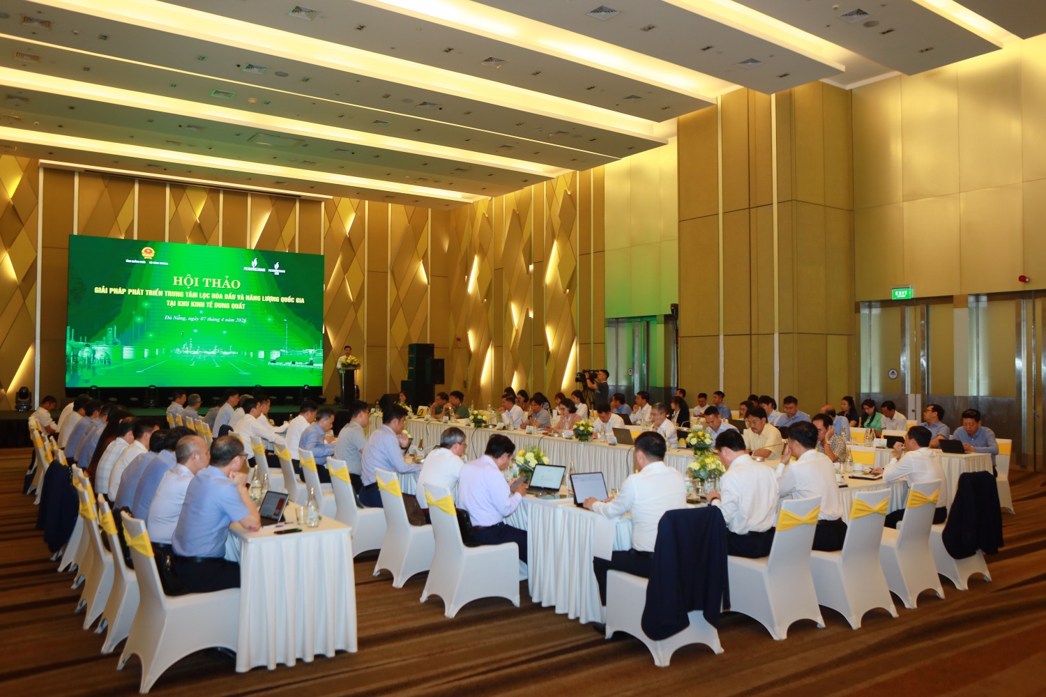 Toàn cảnh Hội thảo Giải pháp phát triển trung tâm lọc hoá dầu và năng lượng quốc gia tại KKT Dung Quất.