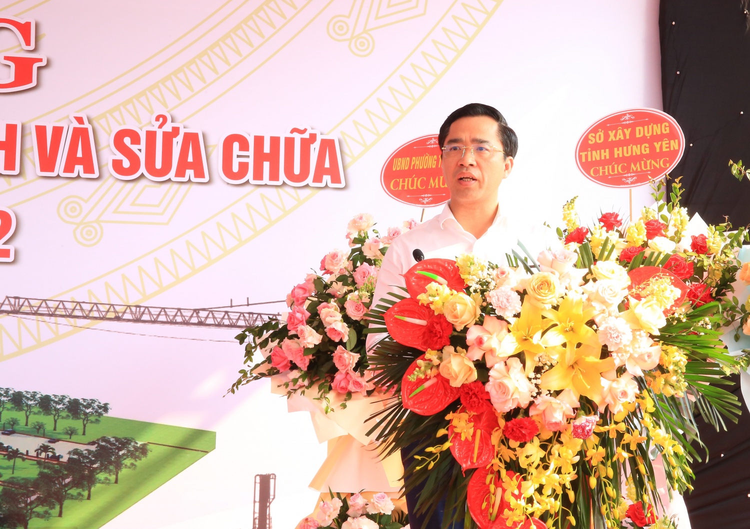 Ông Phạm Việt Anh - Phó Giám đốc Sở Xây dựng tỉnh Hưng Yên ghi nhận những đóng góp của Petrovietnam trong phát triển kinh tế địa phương.