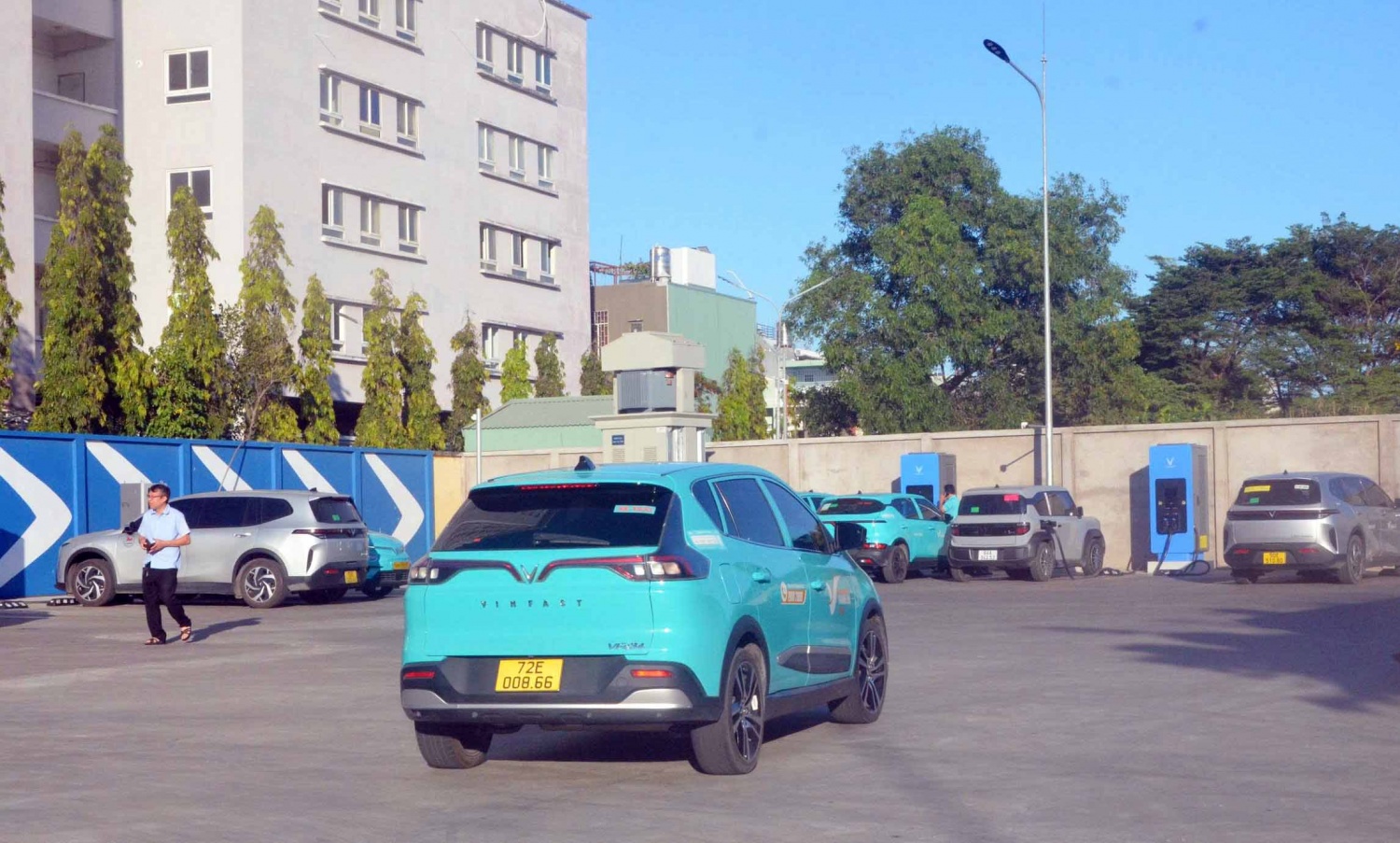 Biến động giá xăng dầu tiếp tục đóng vai trò là “chất xúc tác” cho làn sóng chuyển đổi sang xe điện