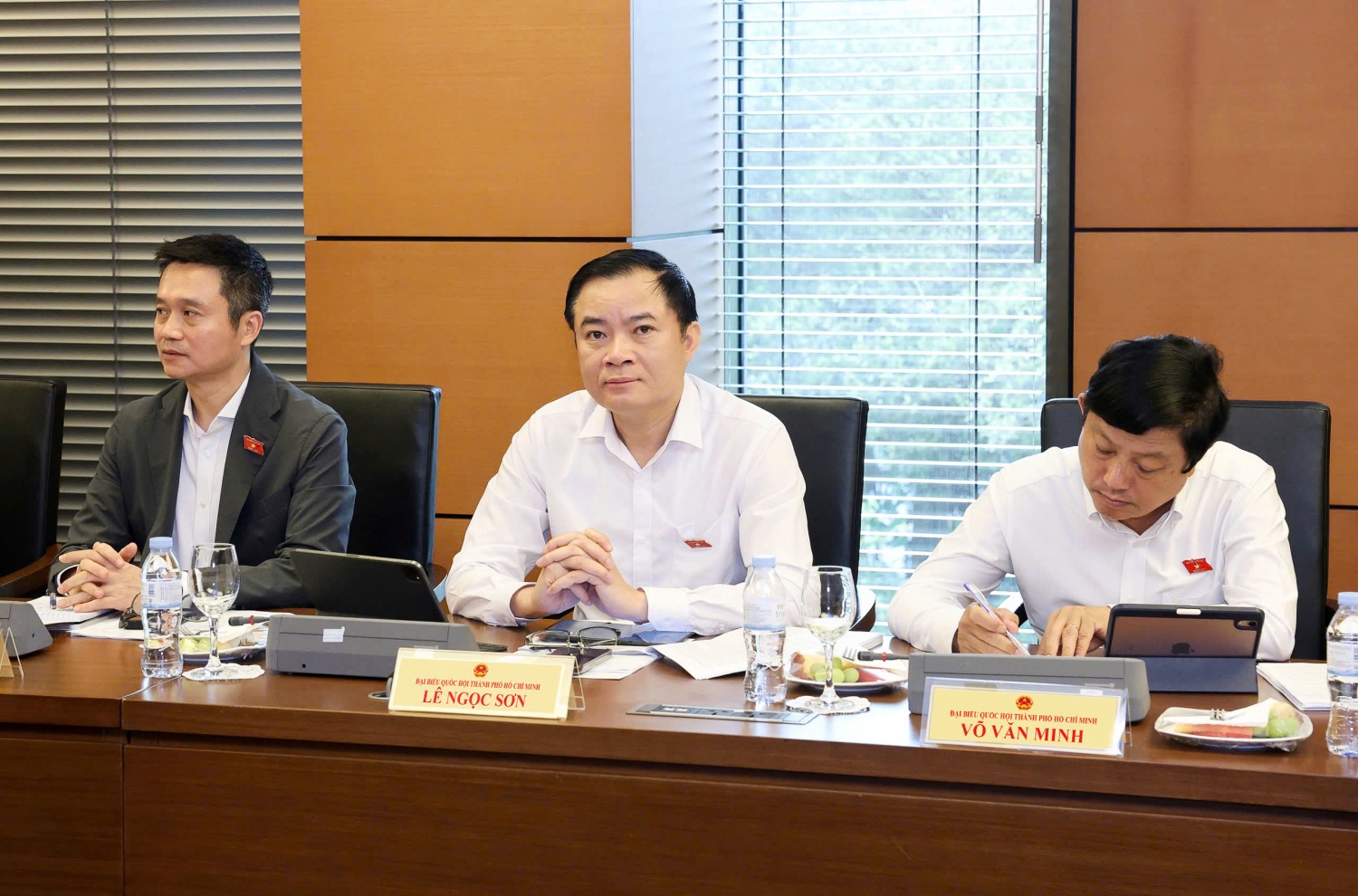Đồng chí Lê Ngọc Sơn tham dự cuộc họp đoàn Đại biểu Quốc hội TP Hồ Chí Minh sáng 9/4