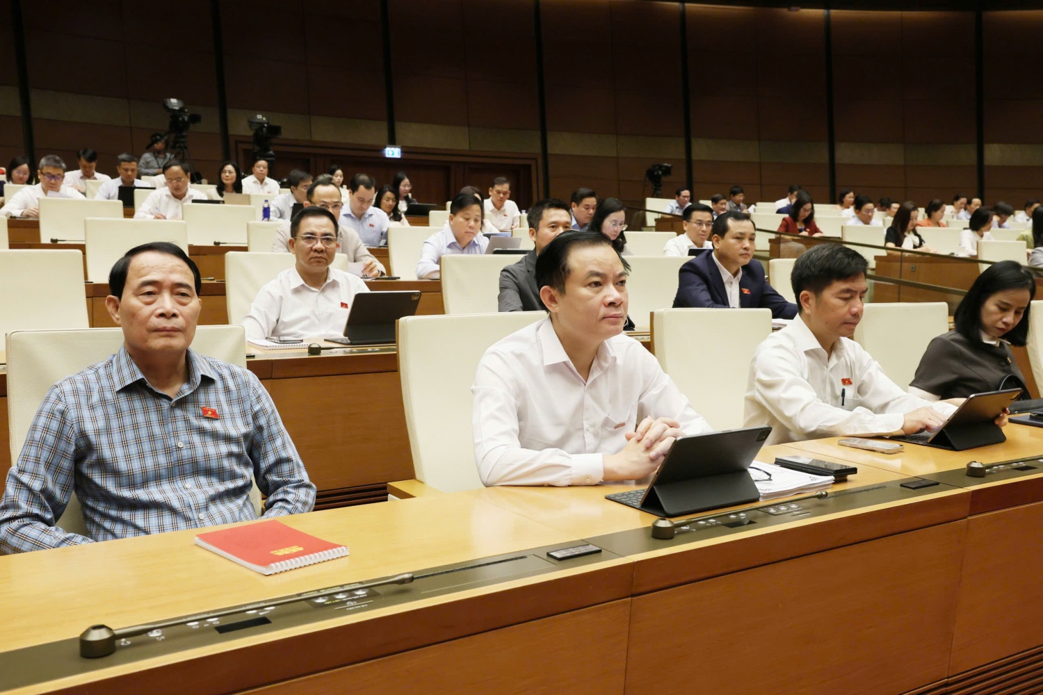 Đồng chí Lê Ngọc Sơn - Bí thư Đảng ủy, Chủ tịch HĐTV Petrovietnam là Đại biểu Quốc hội khóa XVI thuộc đoàn ĐQBH TP Hồ Chí Minh