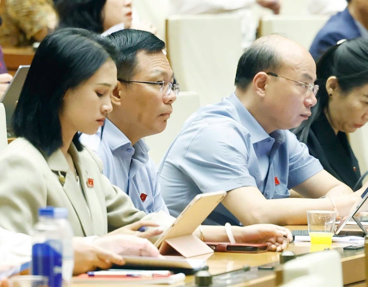 Đồng chí Cao Tuấn Sĩ, Giám đốc Nhà máy Lọc dầu Dung Quất (ngồi giữa) là Đại biểu Quốc hội khóa XVI thuộc đoàn ĐBQH tỉnh Quảng Ngãi