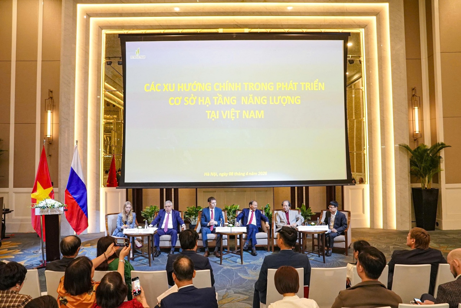 Diễn đàn doanh nghiệp Việt - Nga (vùng Sverdlovsk) với chủ đề “Xu hướng hợp tác công nghiệp hiện nay” trở thành điểm nhấn quan trọng trong chuyến thăm và làm việc của phái đoàn vùng Sverdlovsk tại Việt Nam.