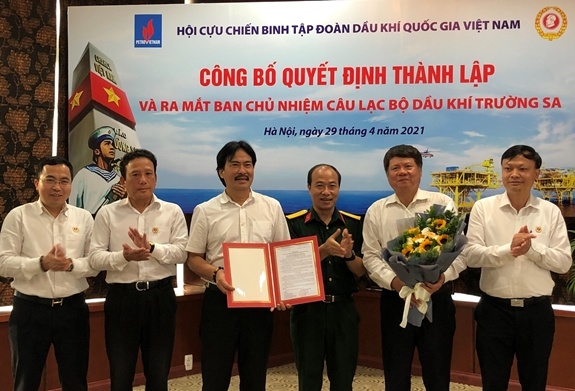 Đồng chí Phạm Quang Dũng - Ủy viên BCH Trung ương Hội CCB Việt Nam, Chủ tịch Hội CCB Tập đoàn trao quyết đinh thành lập Ban Chủ nhiệm CLB Dầu khí Trường Sa