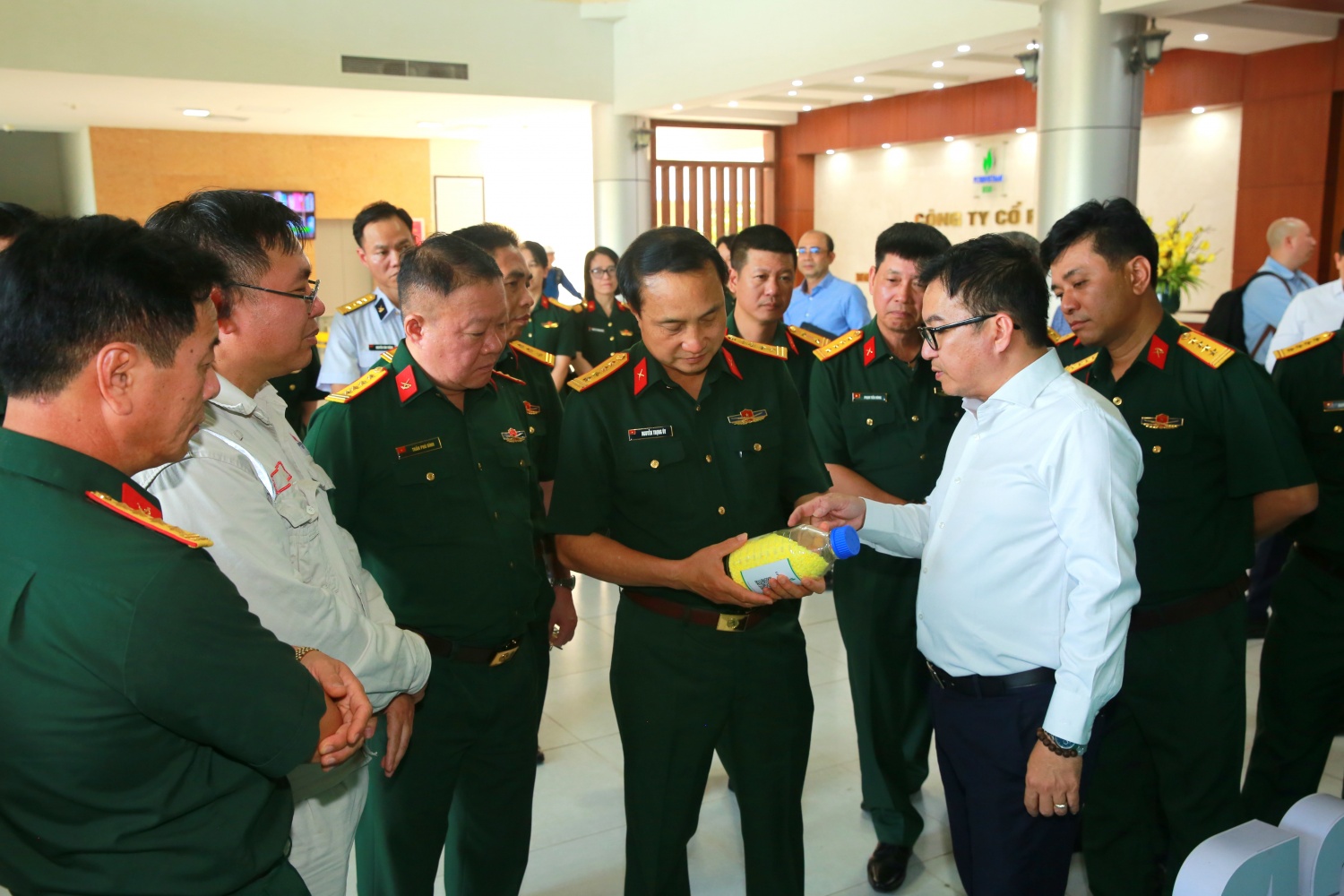 Ban lãnh đạo MIPECO tìm hiểu về các sản phẩm của NMLD Dung Quất.