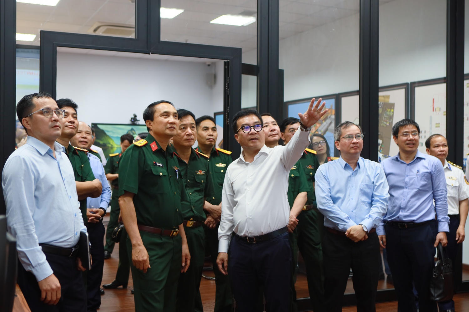 Tổng Giám đốc BSR Nguyễn Việt Thắng giới thiệu với đoàn công tác MIPECO về Trung tâm điều hành NMLD Dung Quất.