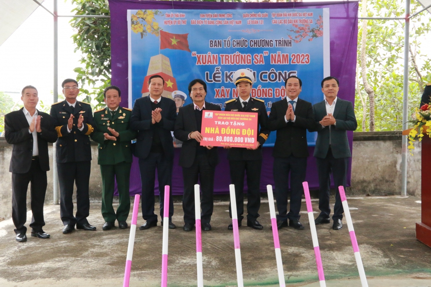 Anh hùng Lao động, TS Nguyễn Hùng Dũng - Chủ nhiệm CLB Dầu khí Trường Sa trao hỗ trợ kinh phí xây 