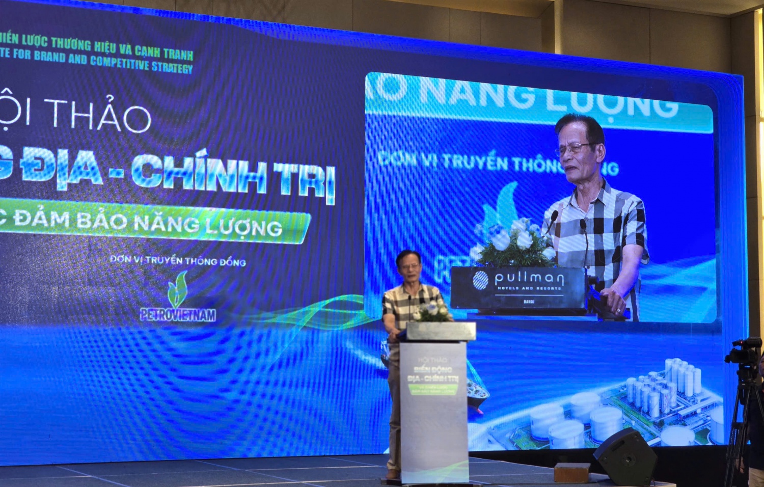 TS. Lê Xuân Nghĩa cảnh báo, Việt Nam không thể tiếp tục chần chừ xây dựng hệ thống dự trữ xăng dầu chiến lược để bảo vệ nền kinh tế trước biến động toàn cầu.