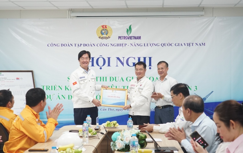 Ông Nguyễn Mạnh Kha - Chủ tịch Công đoàn Petrovietnam trao hỗ trợ trang thiết bị cho người lao động, góp phần cải thiện điều kiện làm việc, bảo đảm an toàn và hiệu quả trong quá trình thi công dự án.