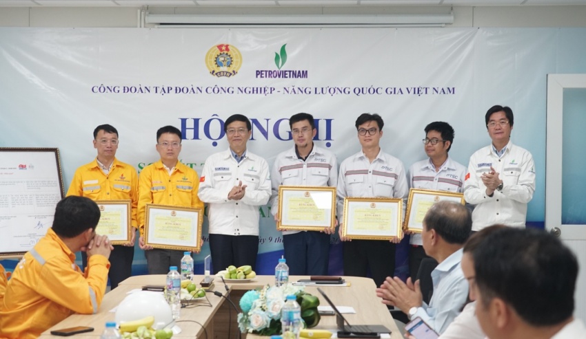 Ông Trần Quang Dũng - Phó Bí thư Thường trực Đảng ủy Petrovietnam và ông Nguyễn Mạnh Kha - Chủ tịch Công đoàn Petrovietnam trao giấy khen của Công đoàn Petrovietnam cho các tập thể đạt thành tích xuất sắc.