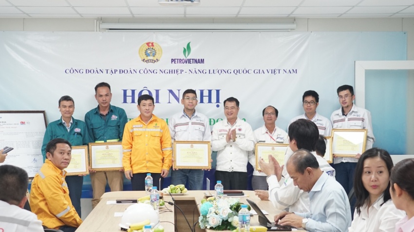 Trao bằng khen cho 25 cá nhân có thành tích xuất sắc trong thi đua giai đoạn 2 của dự án.