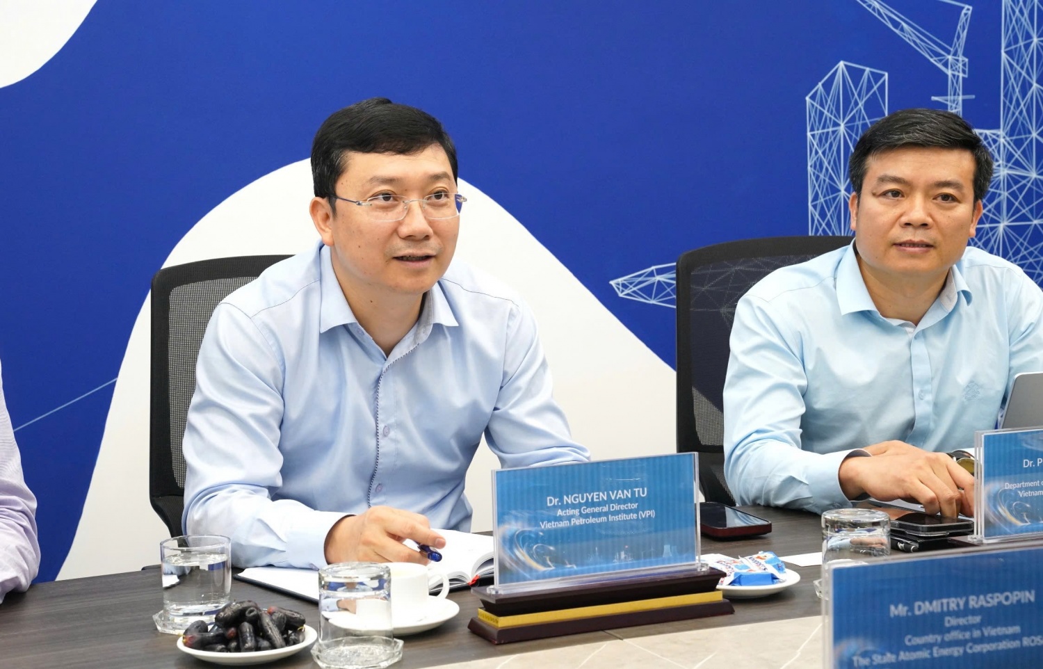 TS. Nguyễn Văn Tư - Phó Viện trưởng phụ trách VPI trao đổi thông tin cùng lãnh đạo Rosatom.