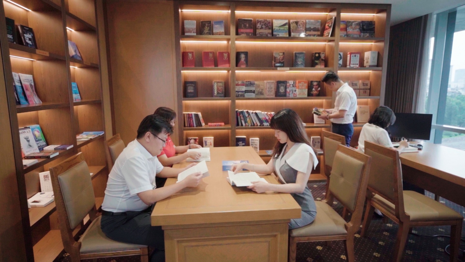Các cán bộ, nhân viên Bộ máy Quản lý và Điều hành Petrovietnam tại phòng đọc sách