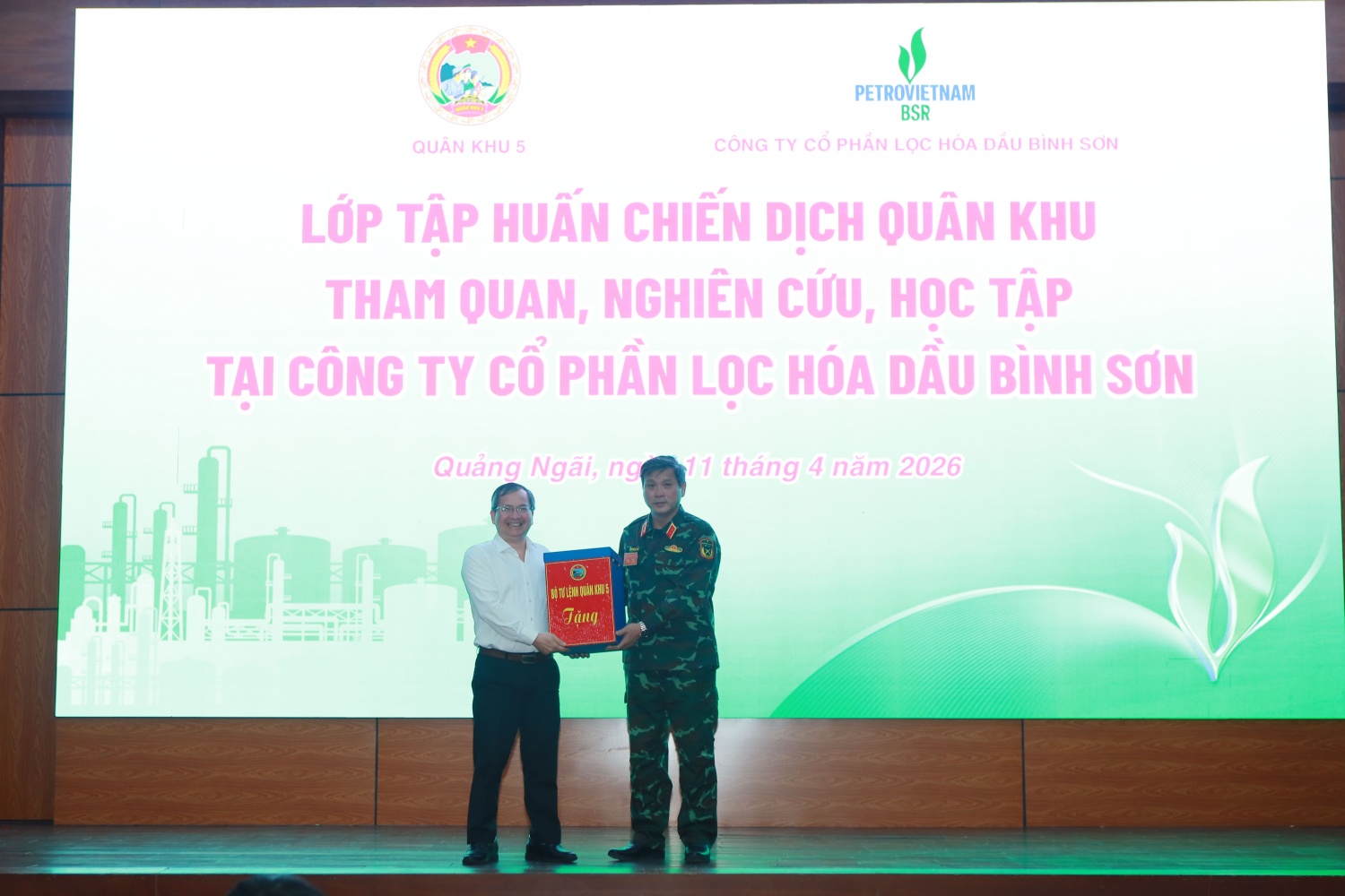 Đại diện lớp tập huấn chiến dịch Quân khu năm 2026 trao tặng các phần quà nhằm động viên người lao động đang làm việc tại NMLD Dung Quất.