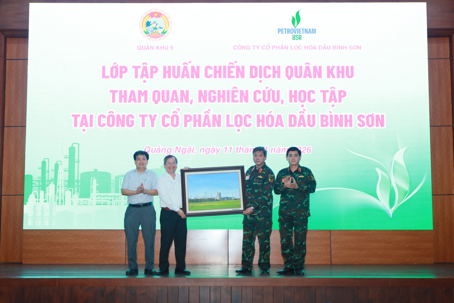 Đại diện lớp tập huấn chiến dịch Quân khu năm 2026 trao tặng quà kỷ niệm cho BSR, thể hiện sự gắn kết giữa các đơn vị và thắt chặt mối quan hệ giữa phát triển kinh tế gắn với bảo đảm an ninh, quốc phòng.