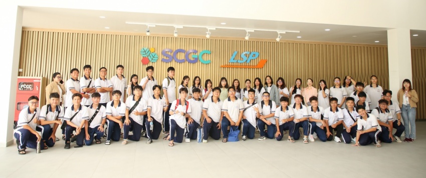 Học sinh tham quan thực tế tại Tổ hợp hóa dầu Long Sơn.