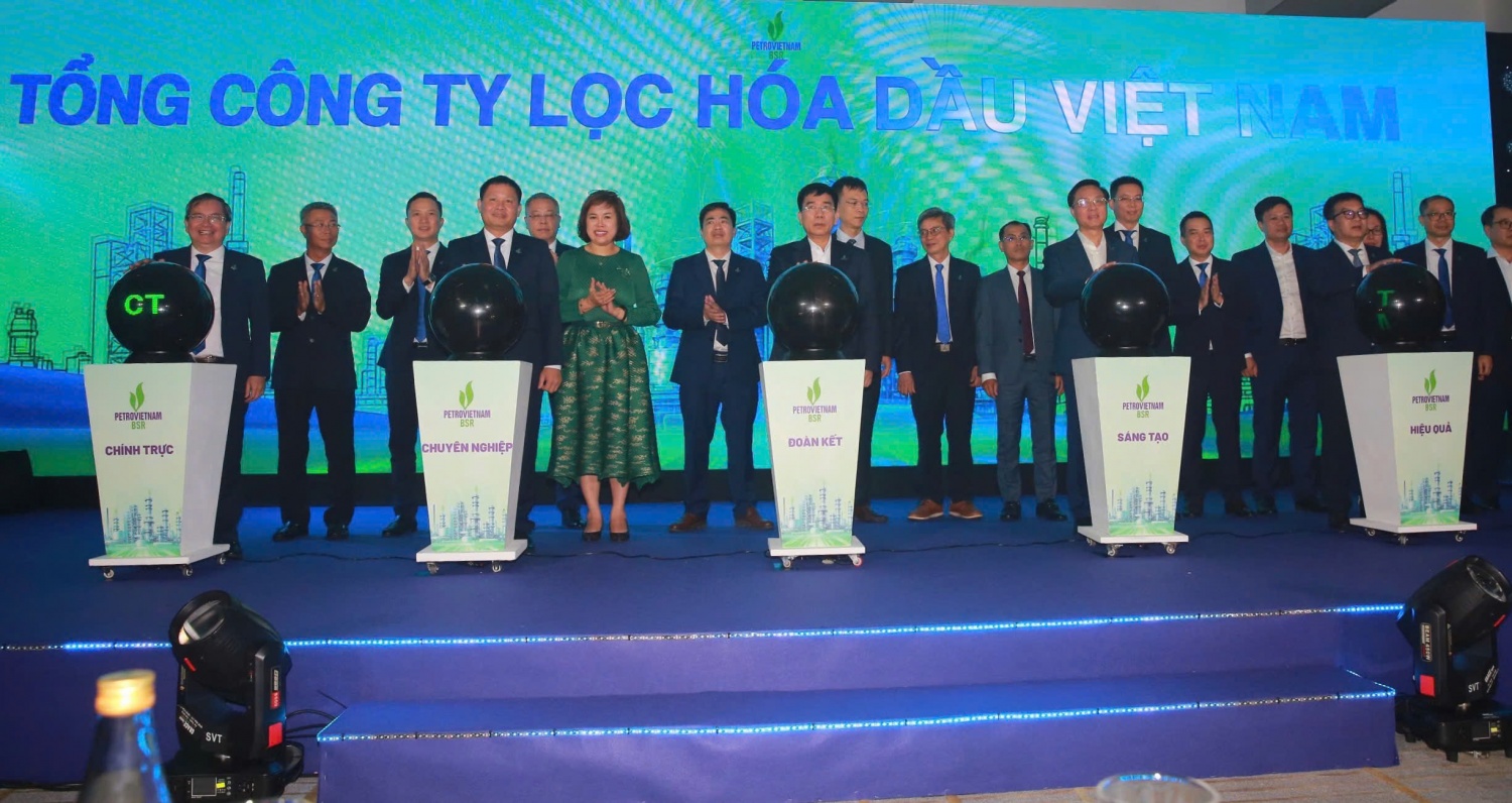 Ban lãnh đạo Petrovietnam và BSR thực hiện nghi thức chuyển đổi Công ty CP Lọc hóa dầu Bình Sơn thành Tổng công ty Lọc hóa dầu Việt Nam