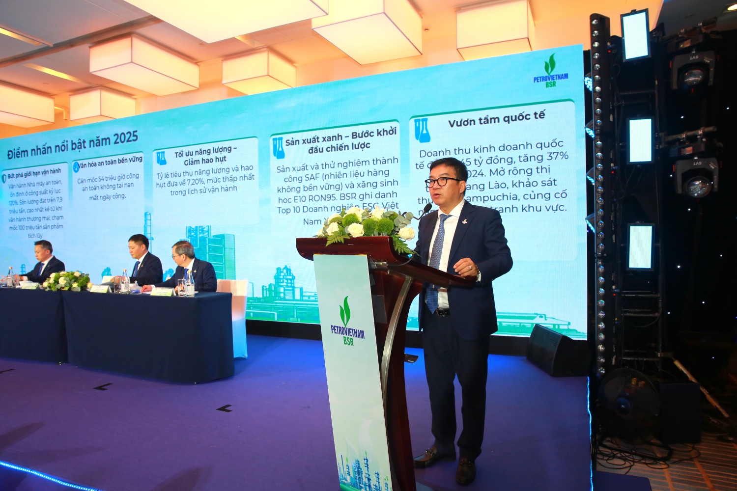 Tổng Giám đốc BSR Nguyễn Việt Thắng trình bày báo cáo kết quả sản xuất kinh doanh năm 2025, kế hoạch năm 2026; báo cáo phương án phân phối lợi nhuận năm 2025 và báo cáo tài chính kiểm toán năm 2025.