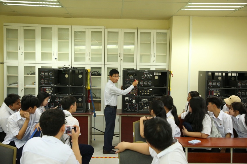 Học sinh tham quan các phòng học, phòng thí nghiệm tại PVU.