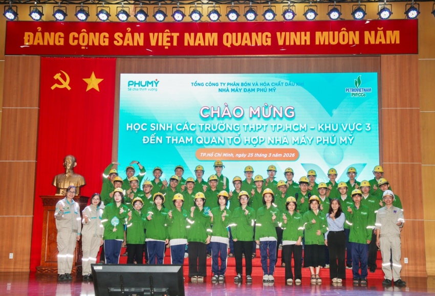 Học sinh tham quan thực tế tại Nhà máy đạm Phú Mỹ.