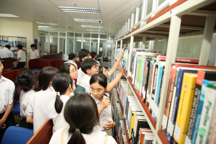 Học sinh hào hứng khám phá tại thư viện PVU.