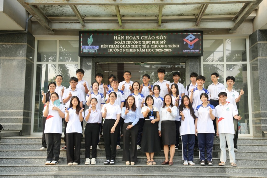 Học sinh các trường THPT khu vực Bà Rịa - Vũng Tàu tham quan thực tế tại PVU.