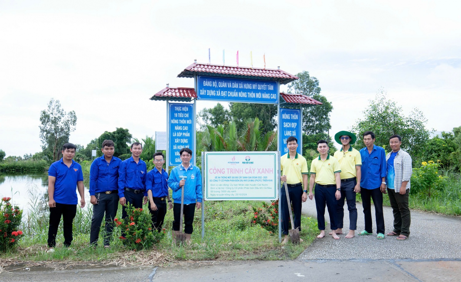 Anh Nguyễn Quách Thành Nam tham gia công trình cây xanh của Đoàn Thanh niên PVCFC.