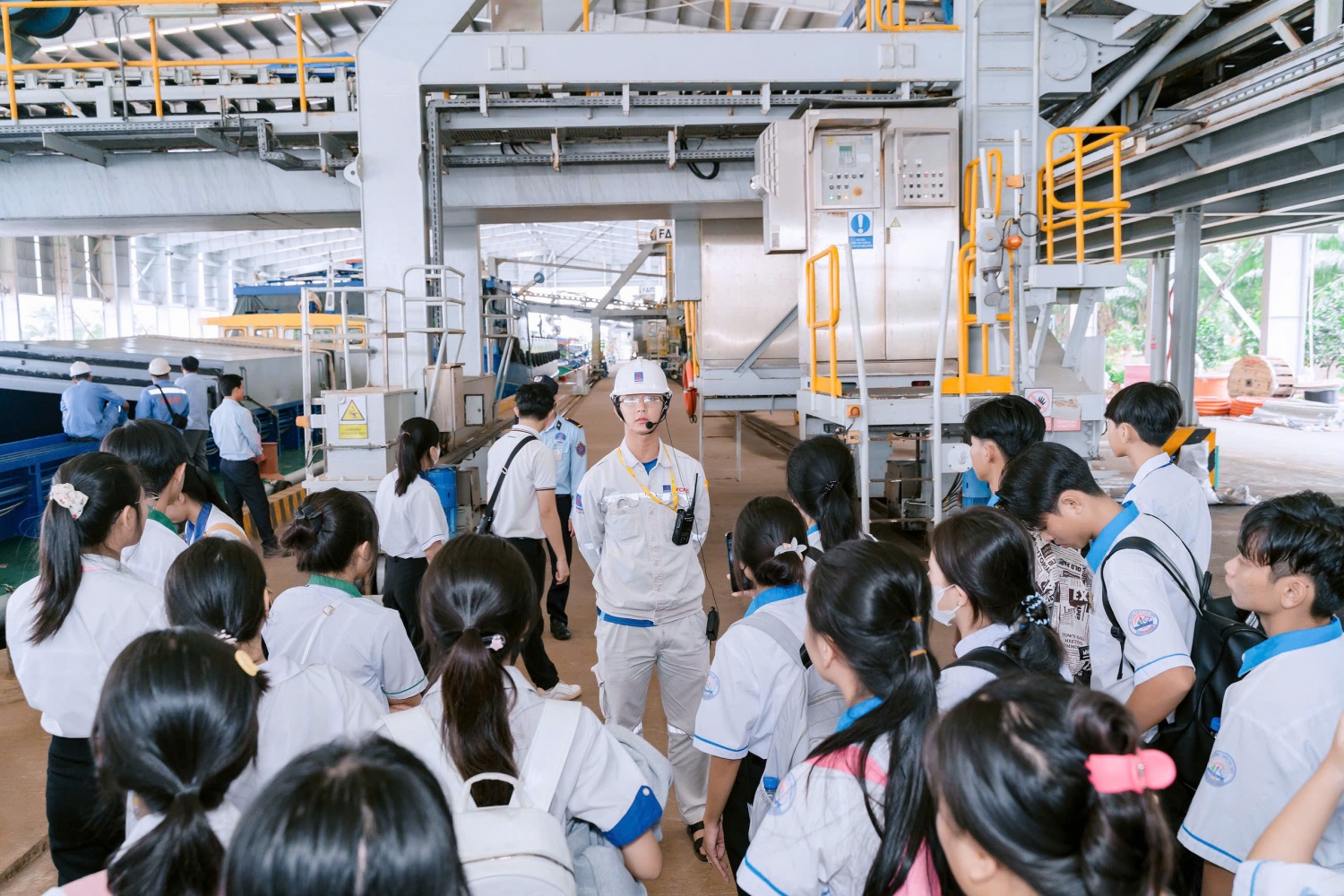 Anh Nguyễn Quách Thành Nam giới thiệu về Nhà máy Đạm Cà Mau trong hoạt động tìm hiểu nghề nghiệp cho học sinh.