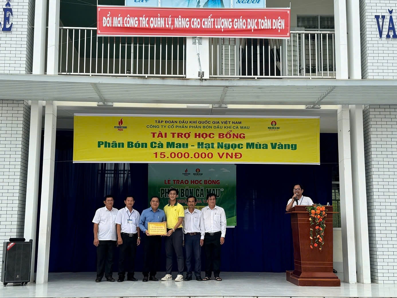 Anh Nguyễn Quách Thành Nam đại diện PVCFC trao học bổng cho học sinh.