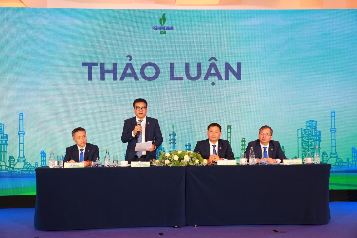 Ban Chủ tọa trả lời các câu hỏi của cổ đông.