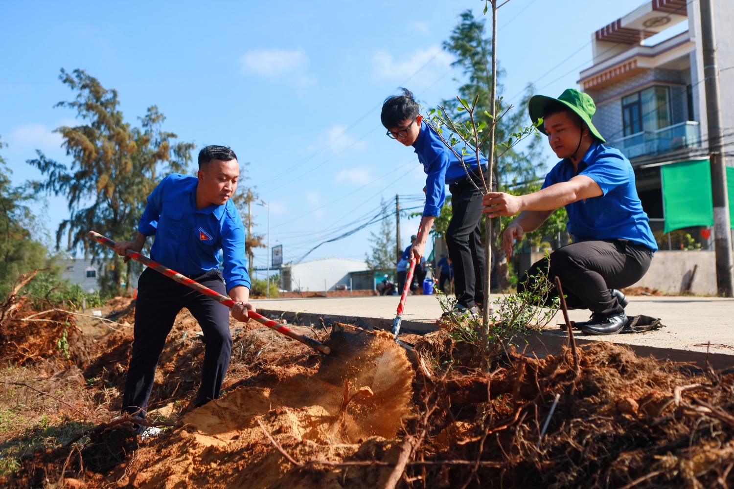 Anh Nguyễn Huy Thạch và các đoàn viên thanh niên BSR hưởng ứng chương trình trồng cây xanh do Tỉnh đoàn Quảng Ngãi và BSR phát động.