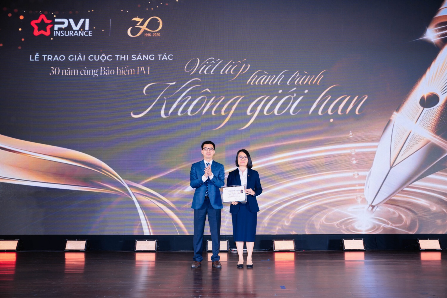 Vinh danh tác giả đạt giải Nhất cuộc thi sáng tác truyện ngắn, ký sự, thơ văn, bài hát “30 năm cùng Bảo hiểm PVI - Viết tiếp hành trình không giới hạn”.