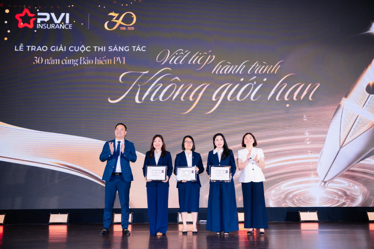 Vinh danh các tác giả đạt giải Nhì cuộc thi sáng tác truyện ngắn, ký sự, thơ văn, bài hát “30 năm cùng Bảo hiểm PVI - Viết tiếp hành trình không giới hạn”.