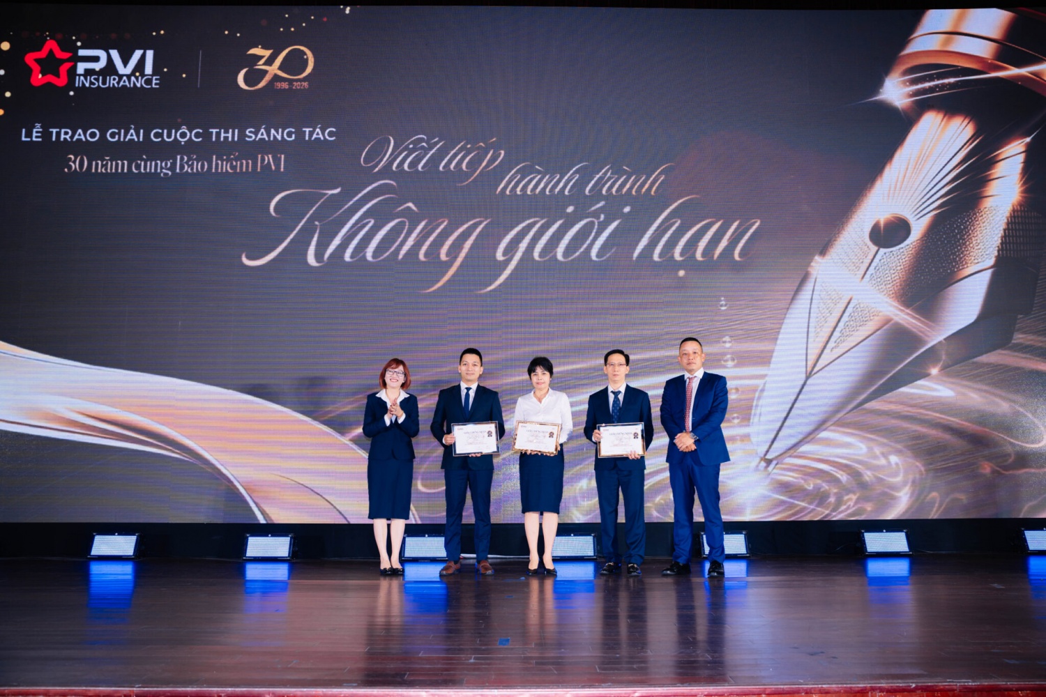 Vinh danh các tác giả đạt giải Ba cuộc thi sáng tác truyện ngắn, ký sự, thơ văn, bài hát “30 năm cùng Bảo hiểm PVI - Viết tiếp hành trình không giới hạn”.