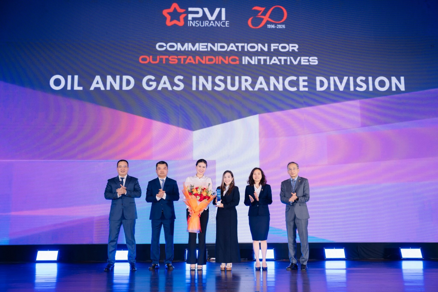Bảo hiểm PVI khen thưởng Ban Bảo hiểm Dầu khí đã có sáng kiến cải tiến trong hoạt động kinh doanh.