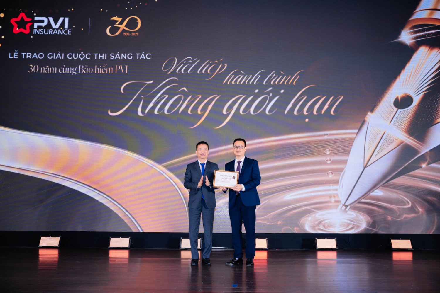 Vinh danh tác giả đạt giải Xuất sắc cuộc thi sáng tác truyện ngắn, ký sự, thơ văn, bài hát “30 năm cùng Bảo hiểm PVI - Viết tiếp hành trình không giới hạn”.