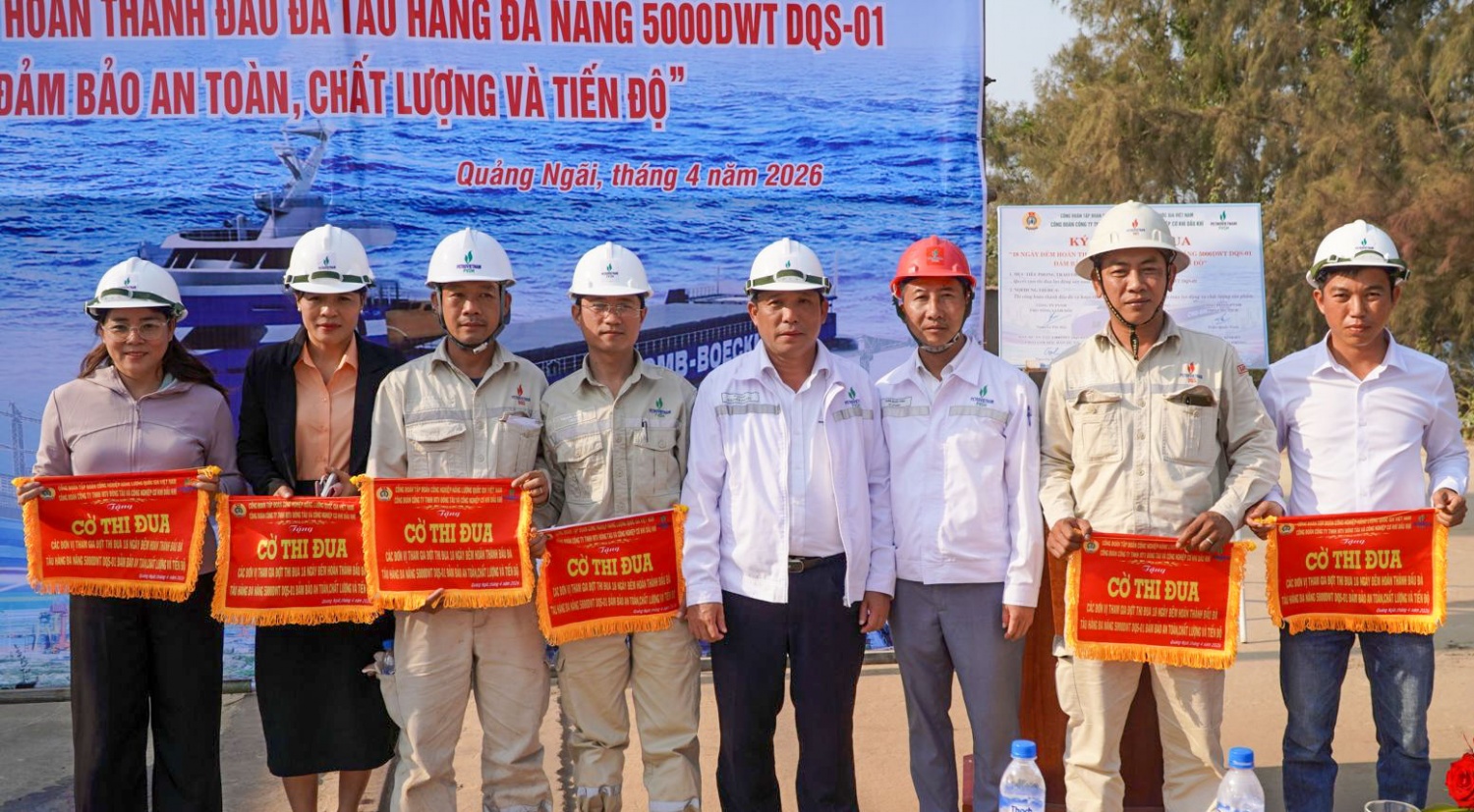 Đại diện PVSM trao tặng cờ thi đua cho các đơn vị tham gia thực hiện dự án.