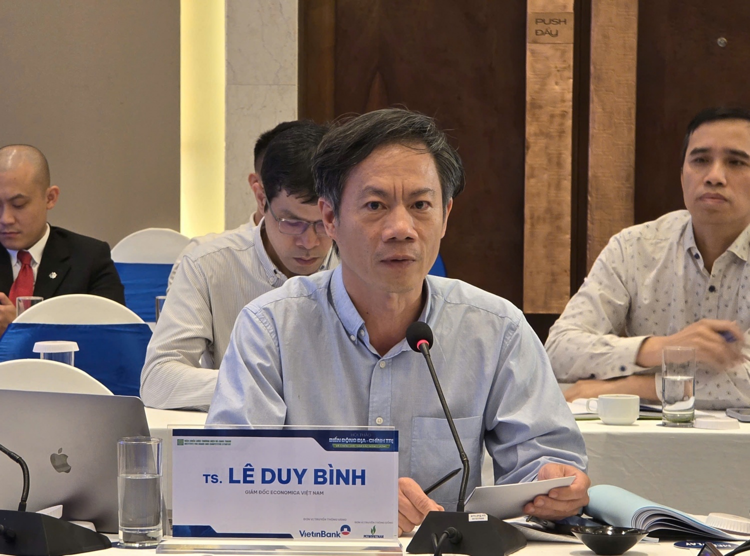 TS Lê Duy Bình, Giám đốc Economica Việt Nam, đưa ra những con số cụ thể cho thấy mức độ tác động của các cú sốc địa chính trị đến nền kinh tế.