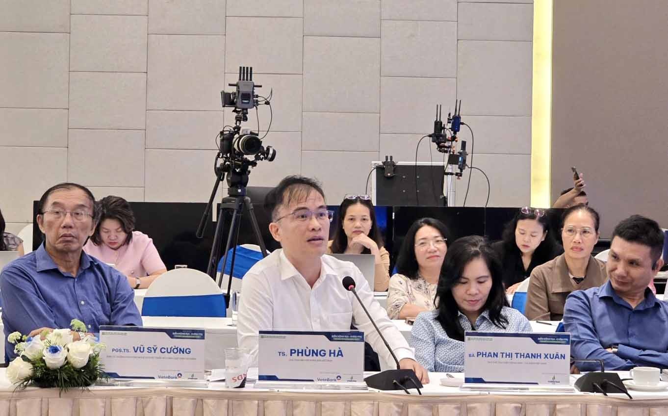 Theo PGS.TS Vũ Sỹ Cường (áo trắng), việc bảo đảm an ninh năng lượng không thể dựa vào các giải pháp ngắn hạn. Một lộ trình chính sách rõ ràng, ổn định và nhất quán là điều kiện tiên quyết để tạo niềm tin cho doanh nghiệp và nhà đầu tư.