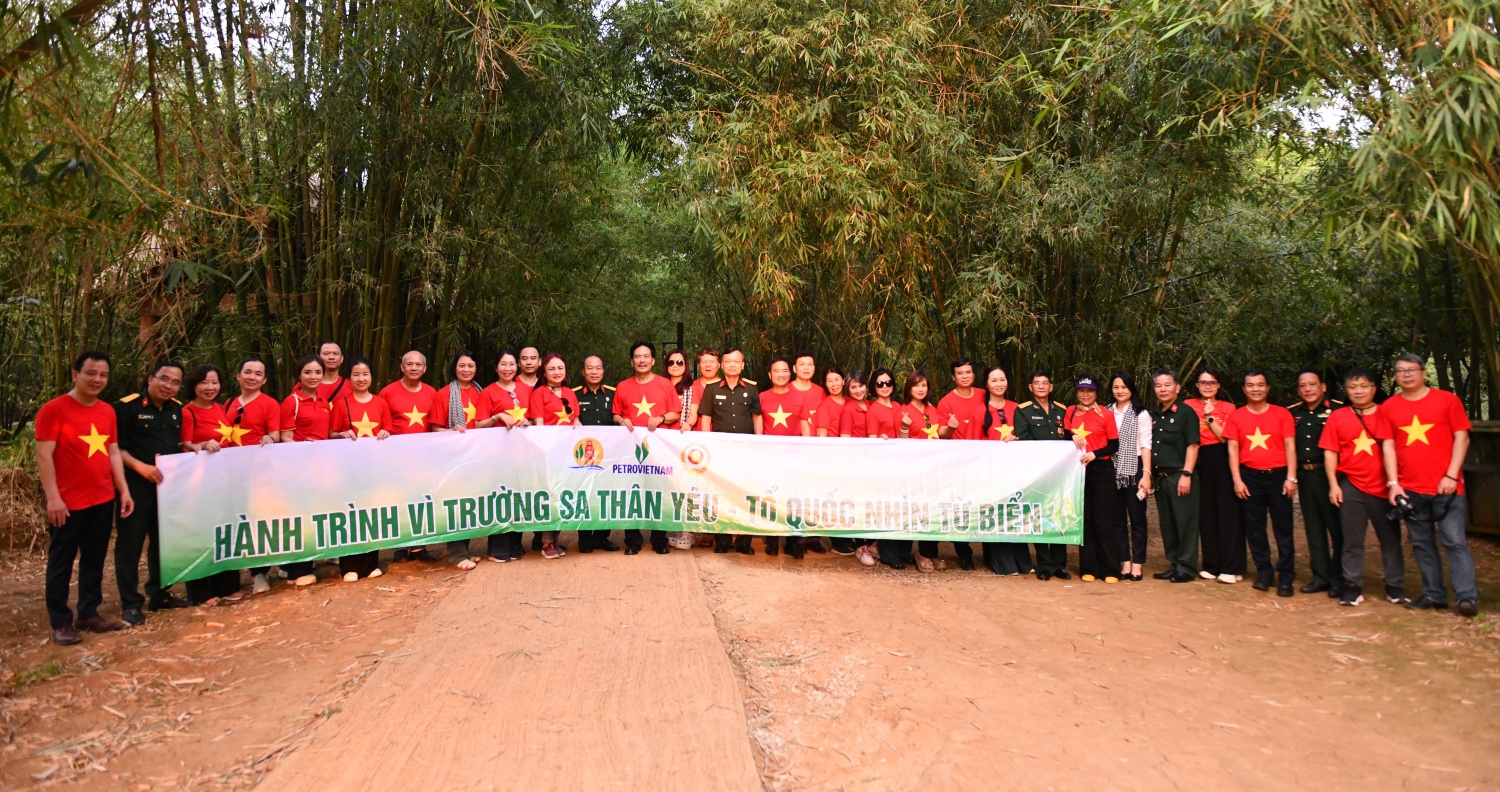 Hành trình về nguồn có sự tham gia của đông đảo lãnh đạo, nguyên lãnh đạo Petrovietnam, các đơn vị thành viên, hội viên CLB Dầu khí Trường Sa.