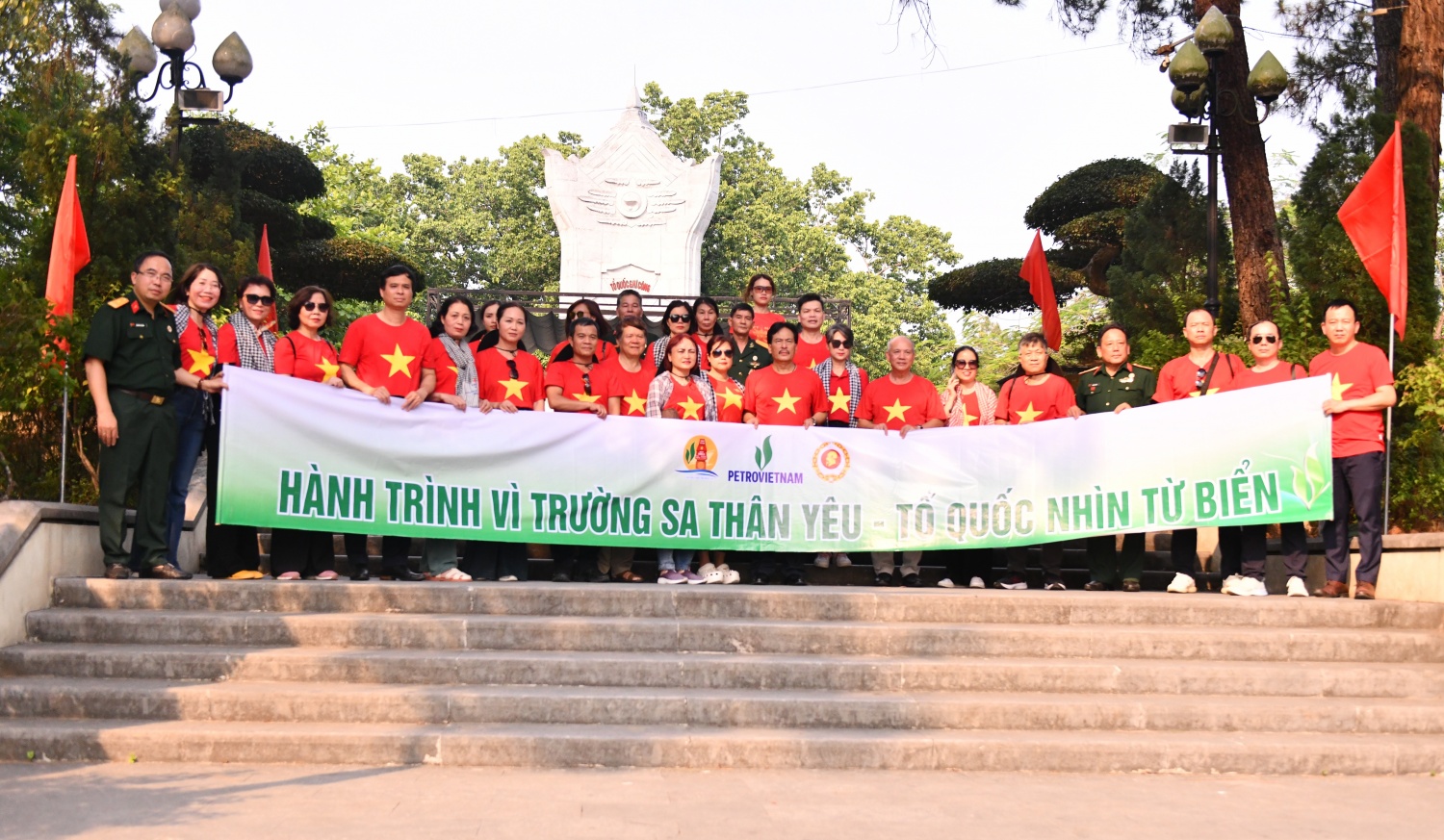 Đoàn công tác tại Nghĩa trang Quốc gia Trường Sơn.