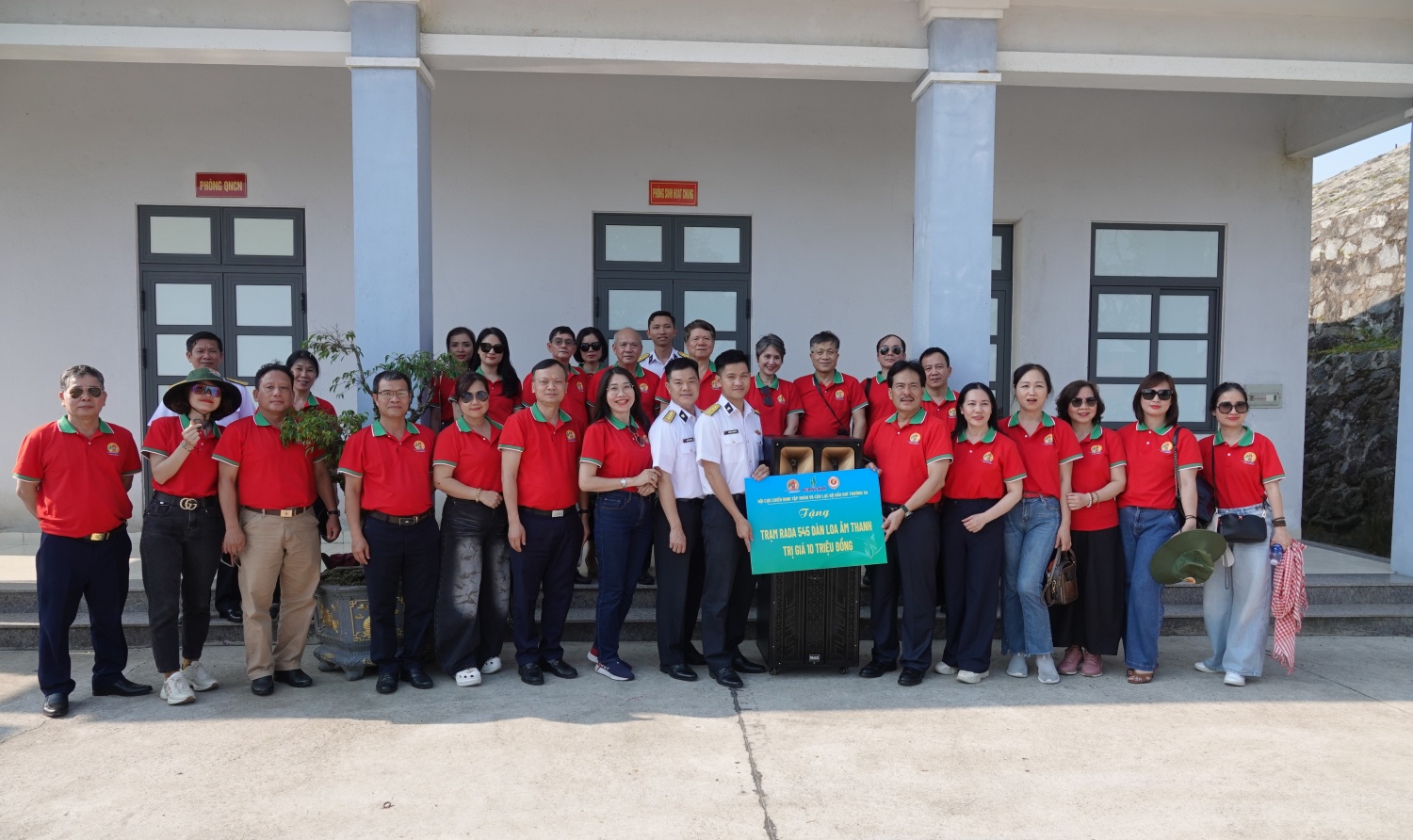 Hội CCB Petrovietnam và CLB Dầu khí Trường Sa tặng dàn loa âm thanh trị giá 10 triệu đồng cho Trạm Ra đa 545.