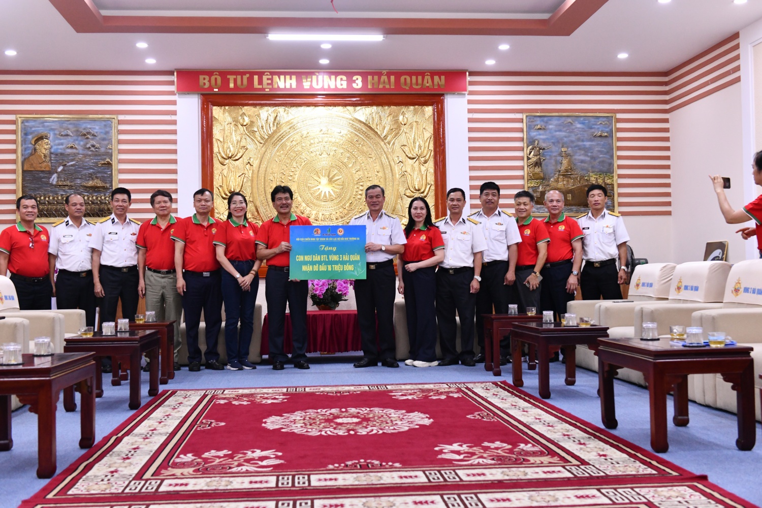Hội CCB Petrovietnam và CLB Dầu khí Trường Sa tặng con ngư dân vùng 3 Hải quân nhận đỡ đầu 16 triệu đồng.