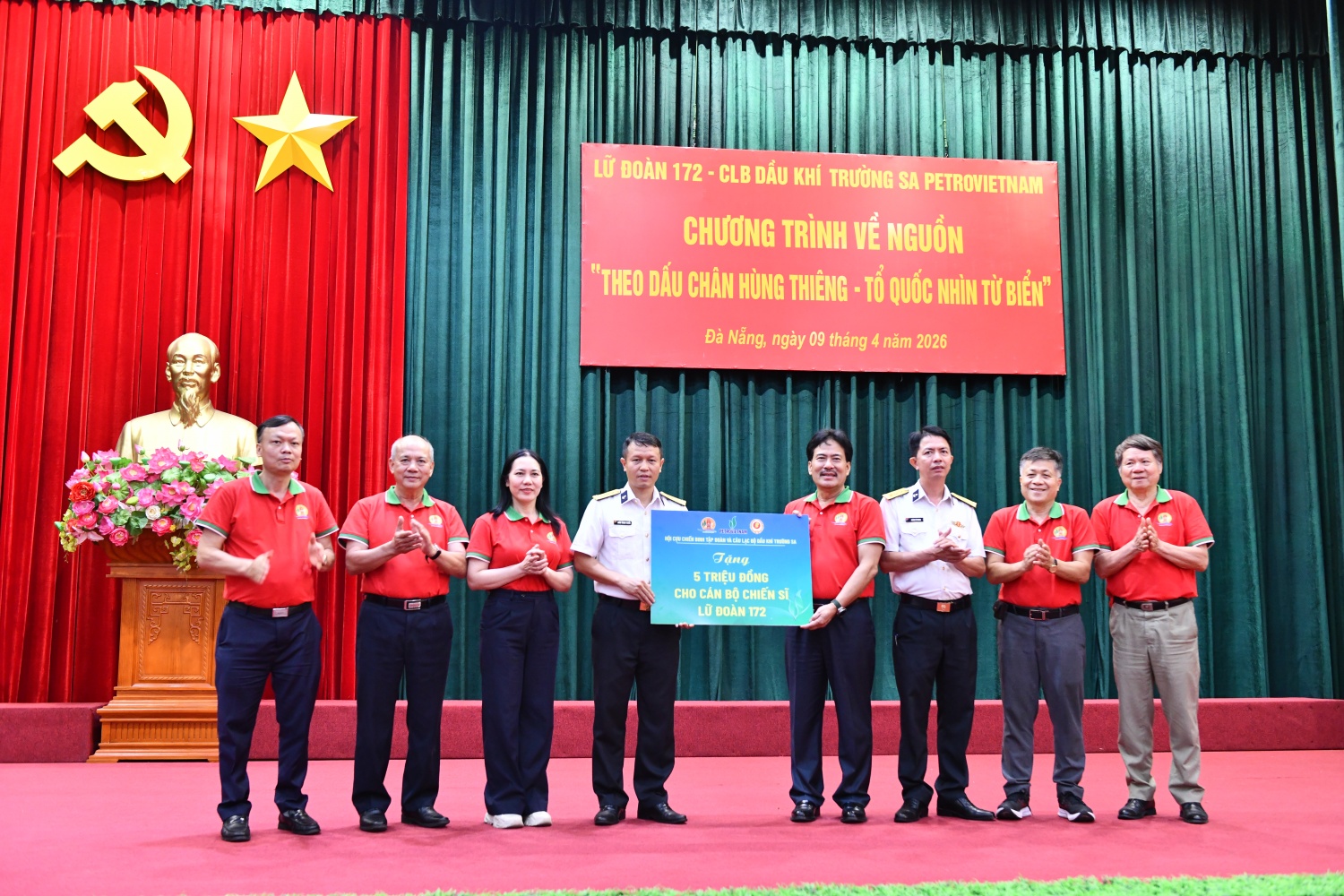 Đại diện Hội CCB Petrovietnam và CLB Dầu khí Trường Sa tặng 5 triệu đồng cho cán bộ, chiến sĩ Lữ đoàn 172.