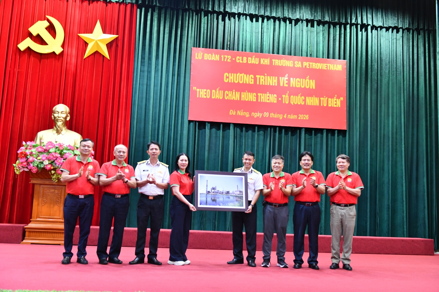 Đại diện BSR, bà Trương Thị Thu Hà tặng bức tranh lưu niệm cho Lữ đoàn 172.